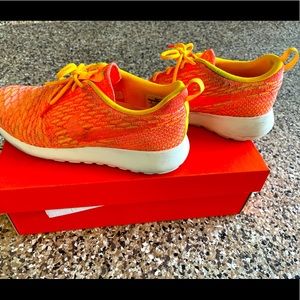 Nike women’s Roshe